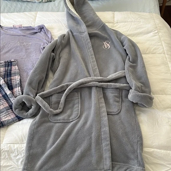 Classic Victoria Secret Robe + Pajama Set Size Small - Picture 4 of 4